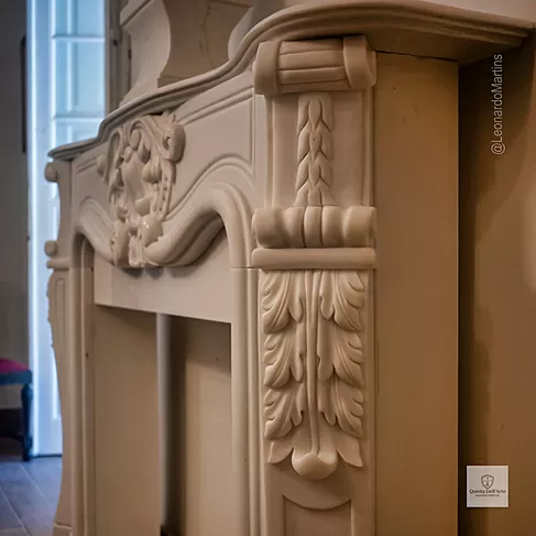 imagem de Lareira Turim em Mármore Branco 130cm VRMP348 Clássica para Ambientes Sofisticados 