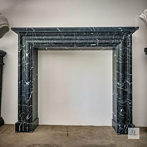 imagem de Lareira Vicenza em Mármore Preto 125cm VRMP355 Sofisticada para Ambientes de Alto Padrão 