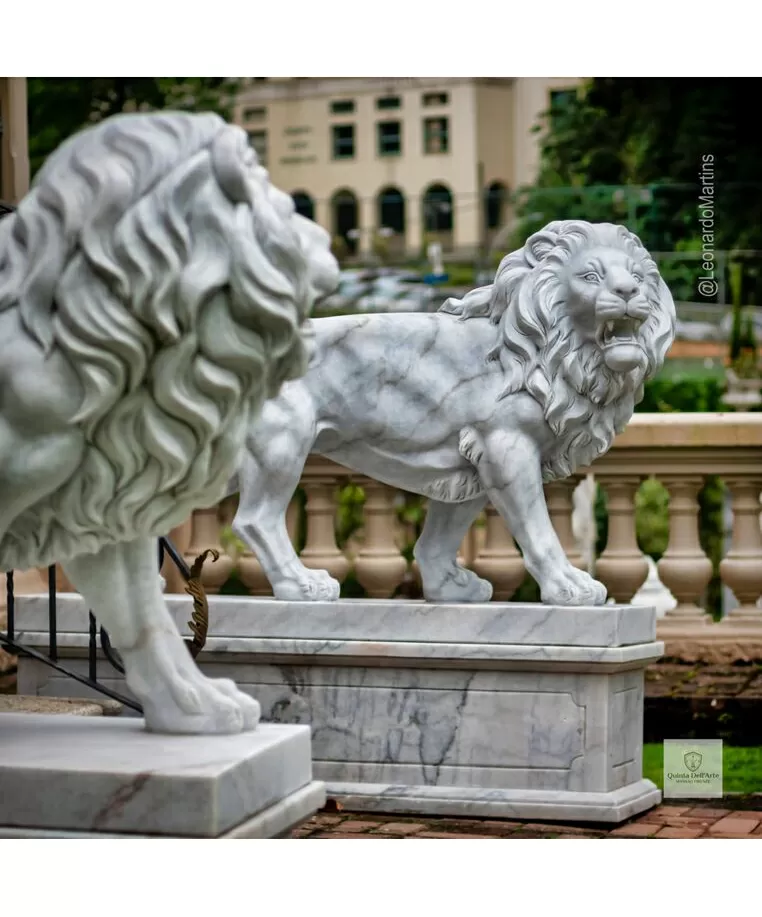 imagem de Par de Leões Andando em Mármore Branco 145cm - EMP706