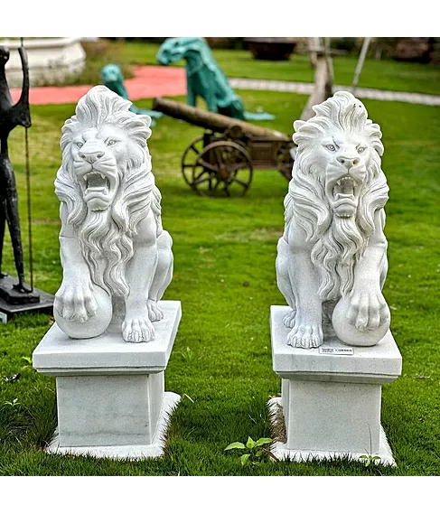 imagem de Par de Leões com Bola em Mármore Branco 104cm EMP570 Elegância e Nobreza