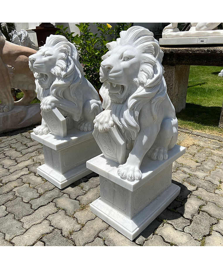 imagem do produto Par de Le�es com Escudo em M�rmore 69cm + 35cm de Base - EMP576