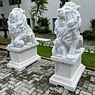 imagem do produto Par de Le�es com Filhote 180cm em M�rmore Branco com Base - EMP452