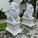 imagem do produto Par de Le�es com Filhote 180cm em M�rmore Branco com Base - EMP452