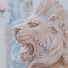 imagem do produto Par de Le�es Sentados em M�rmore Branco 120cm | Escultura Monumental para Mans�es e Jardim