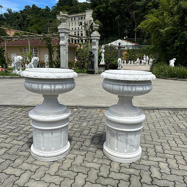 imagem do produto Par de Vasos Ta�a com Base Redonda em M�rmore 110cm - VMP135 Luxo Escultural