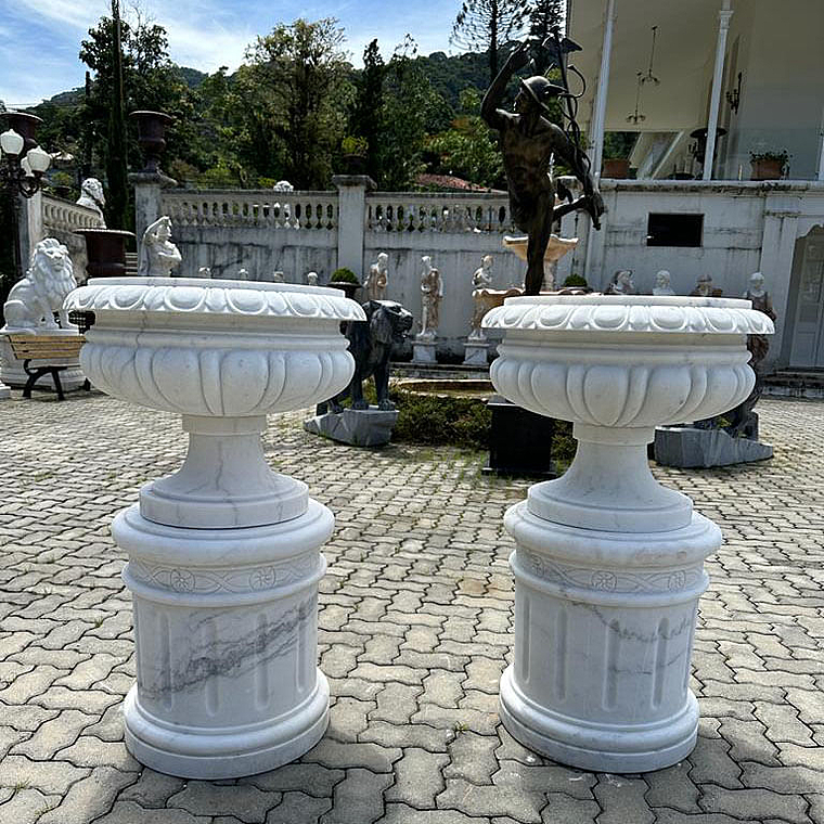 imagem do produto Par de Vasos Ta�a com Base Redonda em M�rmore 110cm - VMP135 Luxo Escultural