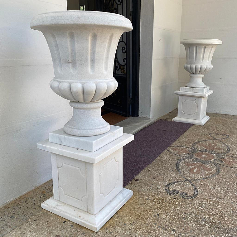 imagem do produto Par Vaso de M�rmore com Base 105cm - VMP132 Destaque no Paisagismo