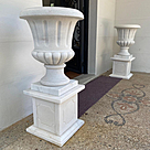 imagem do produto Par Vaso de M�rmore com Base 105cm - VMP132 Destaque no Paisagismo