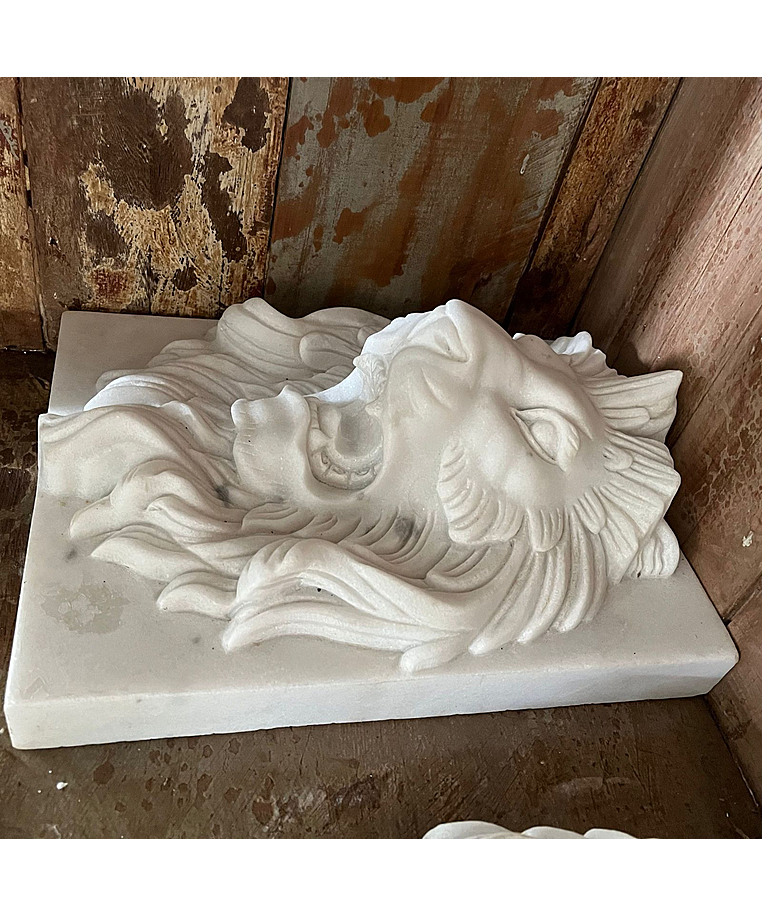 imagem do produto Placa Cara de Le�o em M�more 36cm - VRMP325