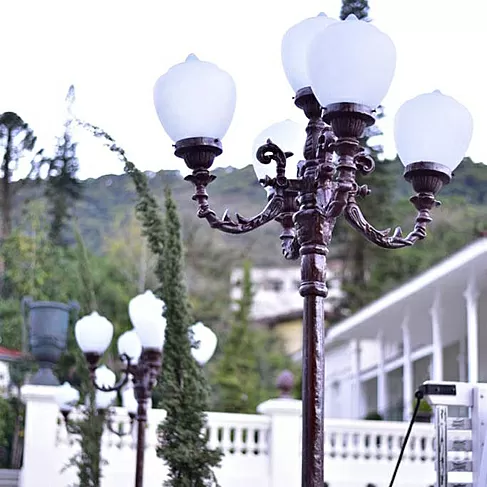 imagem de Poste Florença com 5 Braços 330cm VRF283 Para Iluminação de Jardins e Áreas Externas 
