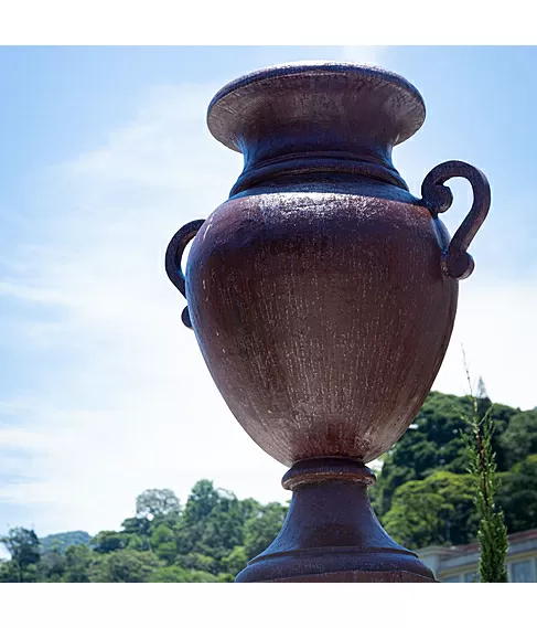 imagem de Vaso de Ferro Fundido Decorativo Anfora Lisa em Ferro Fundido 85cm - VF037  Refinado