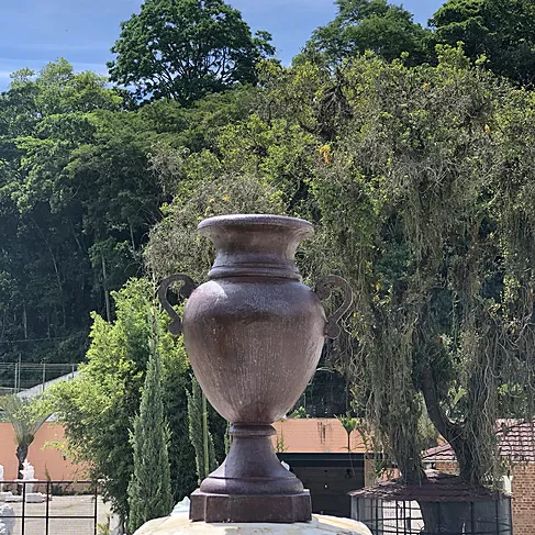 imagem de Vaso de Ferro Fundido Decorativo Anfora Lisa em Ferro Fundido 85cm - VF037  Refinado