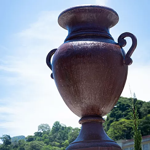 imagem de Vaso de Ferro Fundido Decorativo Anfora Lisa em Ferro Fundido 85cm - VF037  Refinado