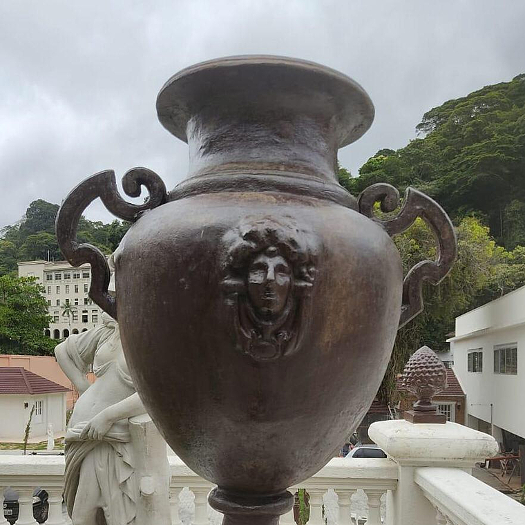 imagem do produto Vaso Decorativo Anfora Cara de India em Ferro Fundido 85cm  - VF037A Design Cl�ssico