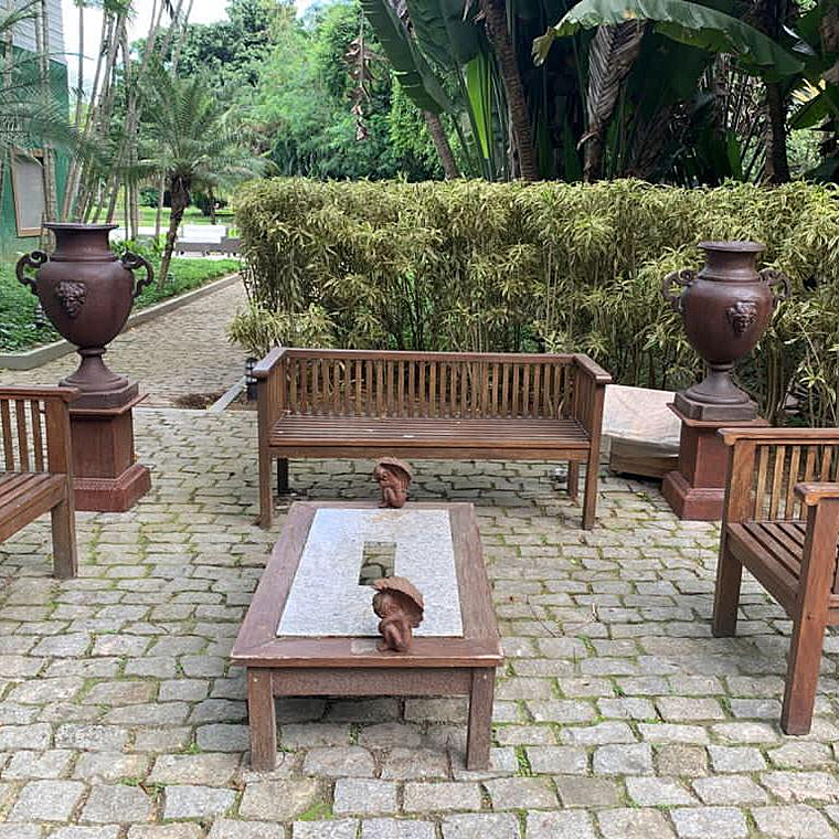 imagem do produto Vaso Decorativo Anfora Cara de India em Ferro Fundido 85cm  - VF037A Design Cl�ssico