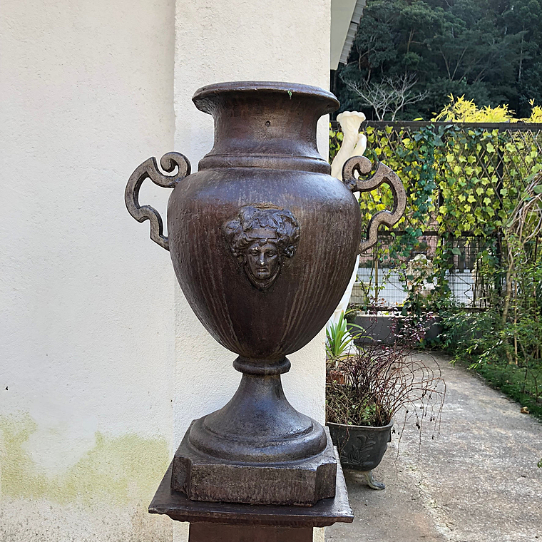 imagem do produto Vaso Decorativo Anfora Cara de India em Ferro Fundido 85cm  - VF037A Design Cl�ssico