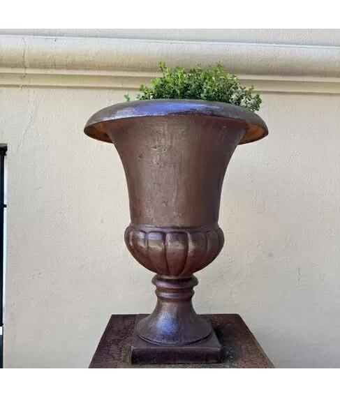 imagem de Vaso Decorativo Século XIX em Ferro Fundido 78cm - VF031 Design Clássico para Jardins 