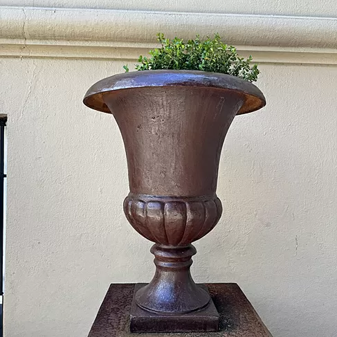 imagem de Vaso Decorativo Século XIX em Ferro Fundido 78cm - VF031 Design Clássico para Jardins 