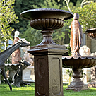 imagem do produto Vaso Decorativo Ta�a com Coluna Quadrada em Ferro Fundido 136cm - VF101 Cl�ssico