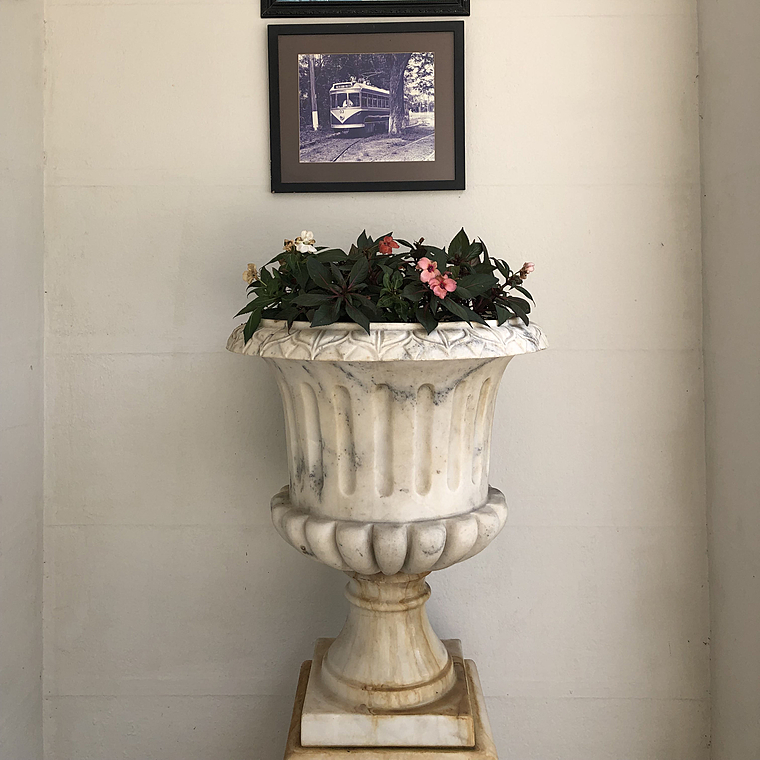 imagem do produto Vaso Ta�a M�rmore Branco 70cm - VMP114 Eleg�ncia Cl�ssica